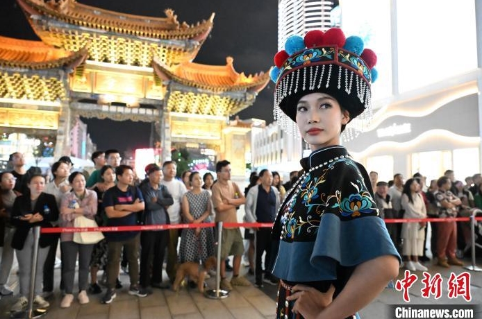 楚雄彝(イ)族の刺繍ファッションフラッシュモブショーの様子（撮影?劉冉陽）。