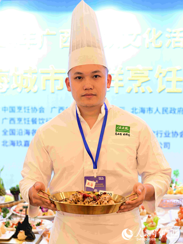 作った料理を見せる選手。撮影?雷琦竣