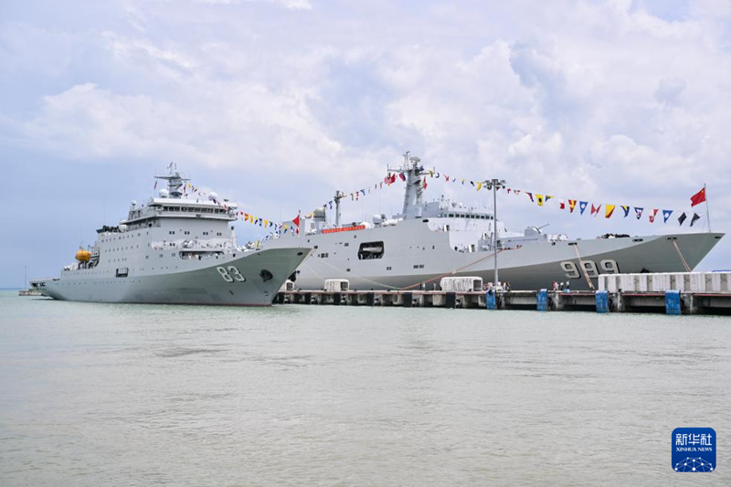 中國海軍の練習(xí)艦「戚継光號」と揚(yáng)陸艦「井崗山號」がマレーシア訪問