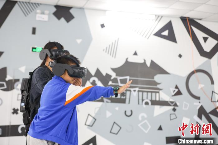 國慶節(jié)連休、「VR中軸線」を體験する観光客たち　北京