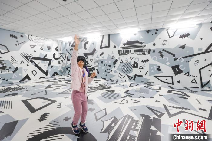 國慶節(jié)連休、「VR中軸線」を體験する観光客たち　北京