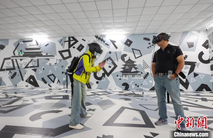 國慶節(jié)連休、「VR中軸線」を體験する観光客たち　北京