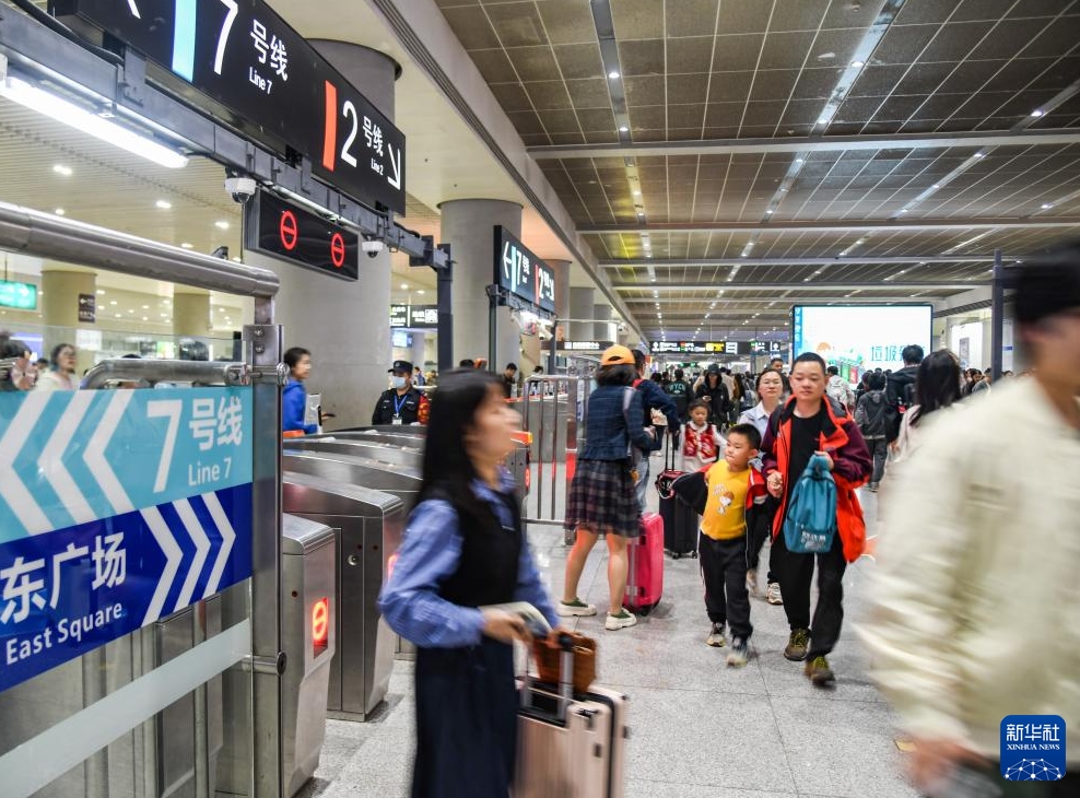 國慶節(jié)連休最終日、中國各地でUターンピークに