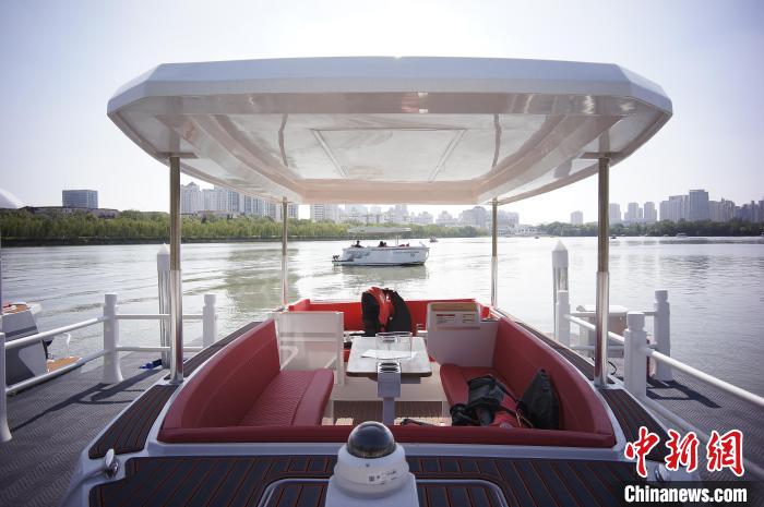 キー1つで出航?無人運転開始　天津初の電動スマートボートが登場