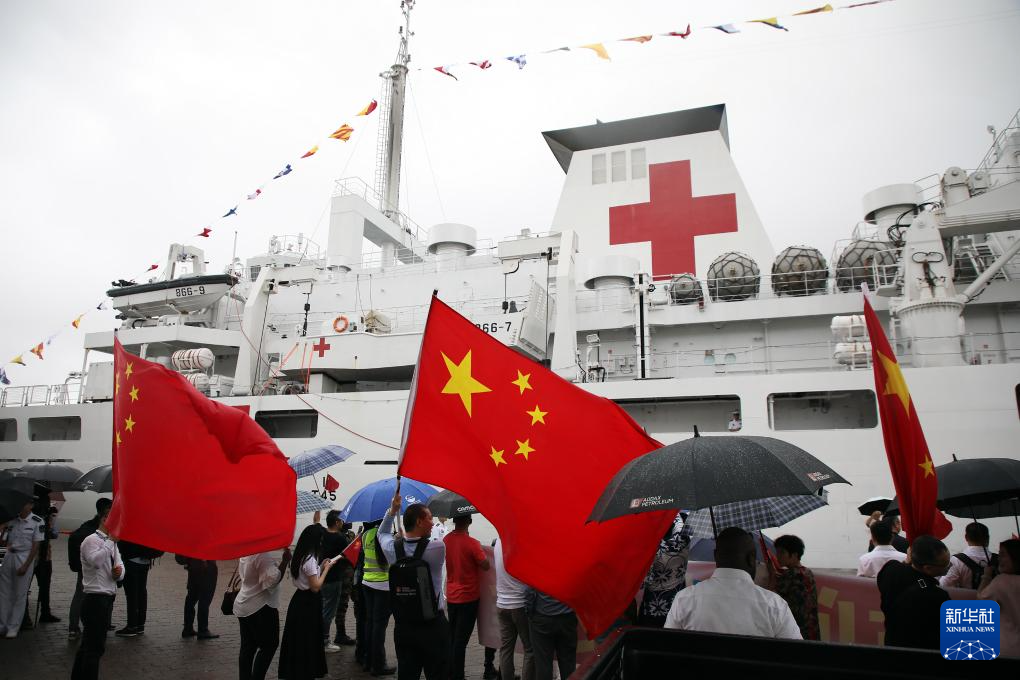 10月7日、カメルーンのドゥアラ港に到著した中國海軍の病院船「平和の方舟」（撮影?劉志磊）