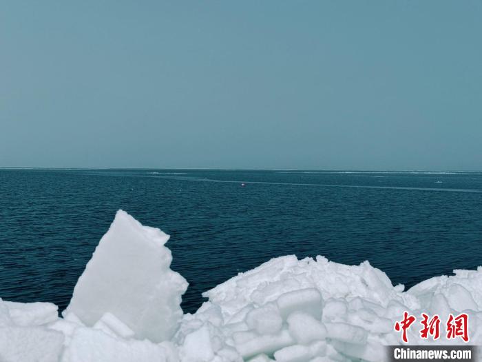 2024年4月2日、青海湖の湖面に張った氷が溶けていく様子。（撮影?孫睿）