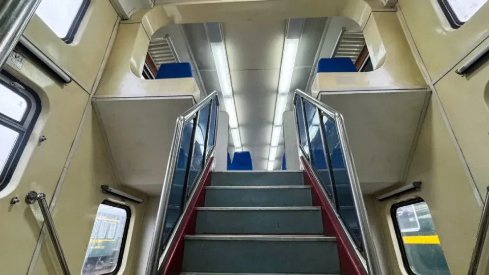 車(chē)內(nèi)に設(shè)置されている階段（寫(xiě)真提供?國(guó)家鉄路局）。