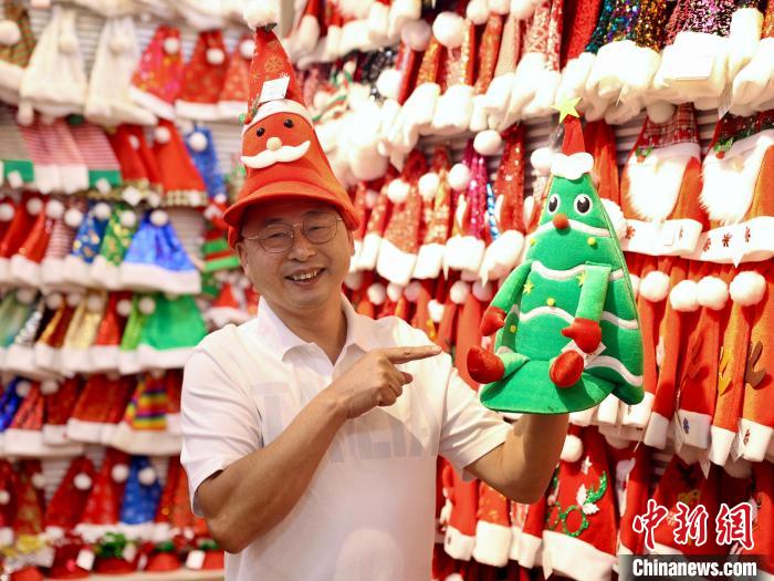 國(guó)內(nèi)外で好調(diào)な売れ行きを見(jiàn)せる義烏國(guó)際商貿(mào)城のクリスマス用品　浙江省