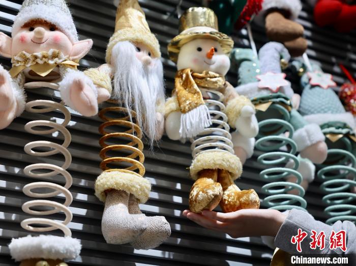 國內(nèi)外で好調(diào)な売れ行きを見せる義烏國際商貿(mào)城のクリスマス用品　浙江省