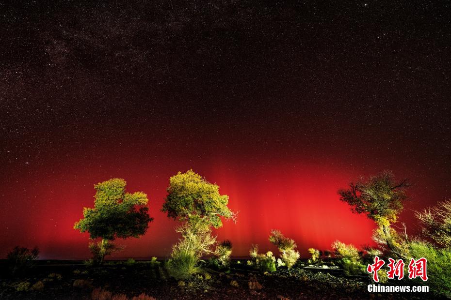 克拉瑪依の夜空を彩る鮮やかなオーロラ　新疆