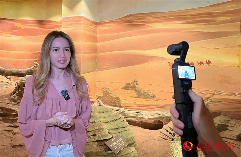 吐魯番の坎爾井源景勝地で動(dòng)畫(huà)を撮影するレナさん（撮影?曾書(shū)柔）。