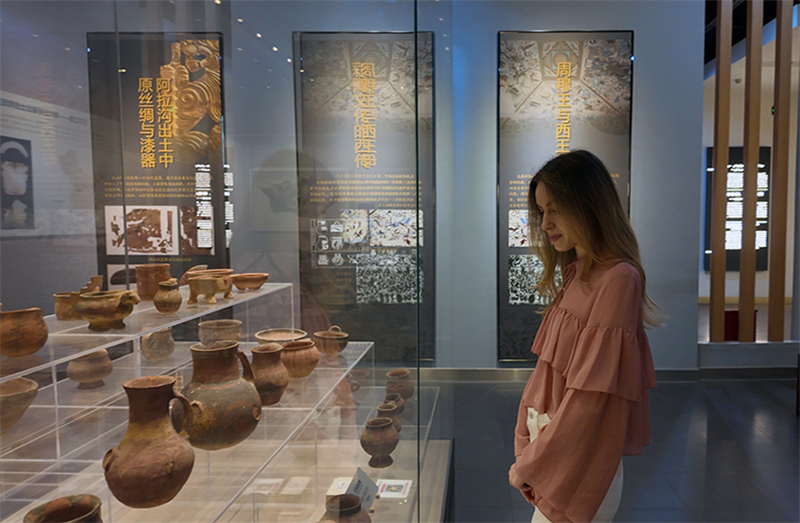 吐魯番博物館を見(jiàn)學(xué)するレナさん（撮影?劉妍希）。