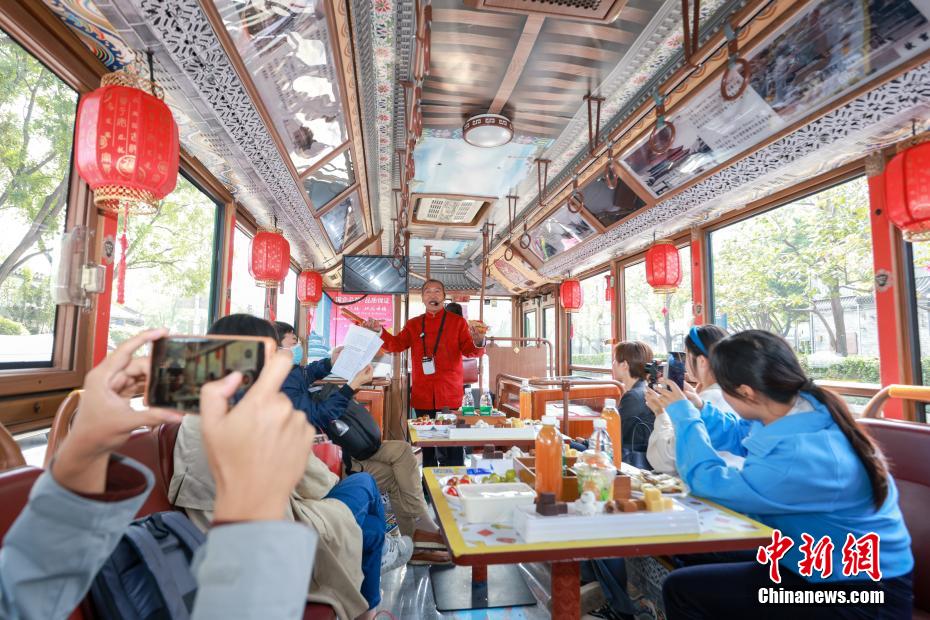 レトロなバスで北京を南北に貫く中軸線を堪能　北京