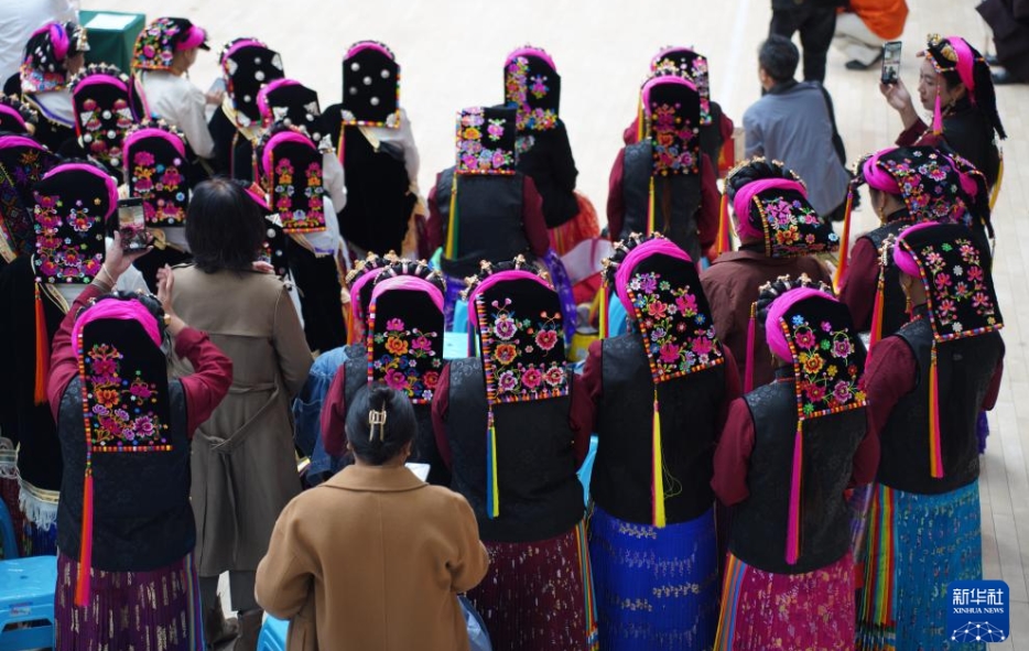 鮮やかな色遣いが特徴的な嘉絨蔵族刺繍　四川省