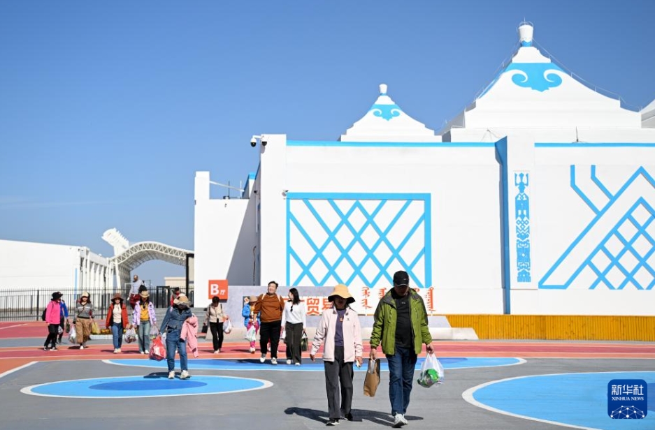 賑わいを見せる通関地?策克口岸　內(nèi)蒙古自治區(qū)