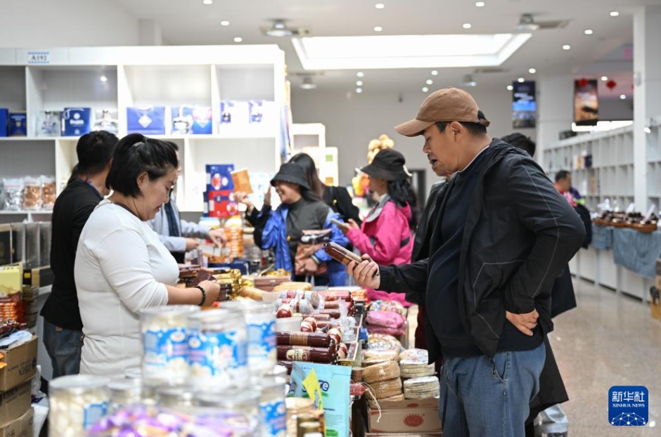 賑わいを見せる通関地?策克口岸　內(nèi)蒙古自治區(qū)