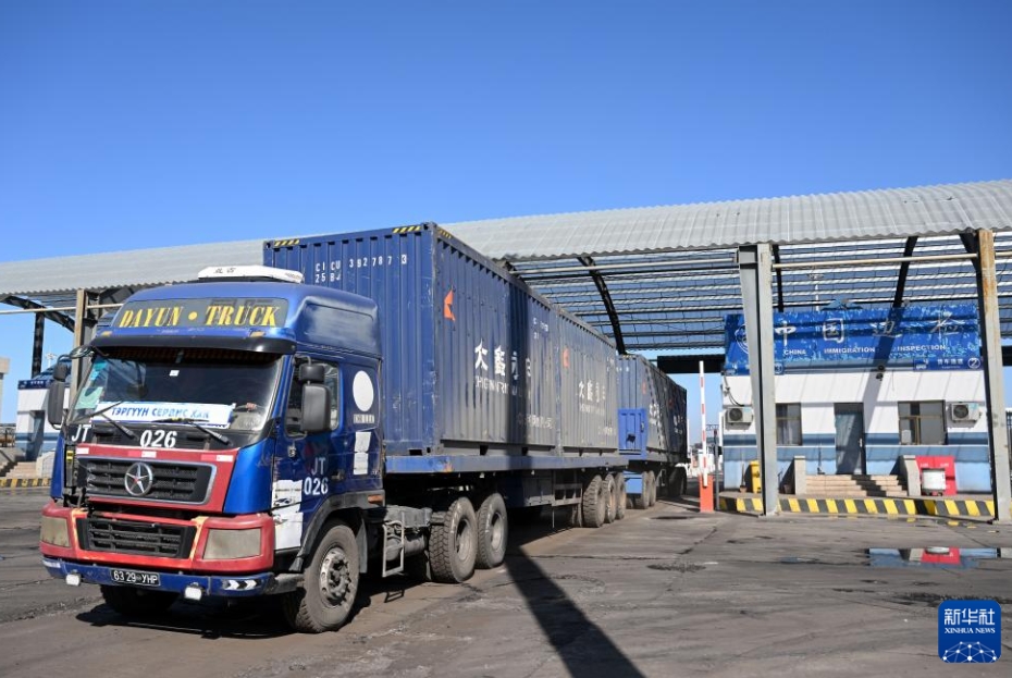 賑わいを見せる通関地?策克口岸　內(nèi)蒙古自治區(qū)