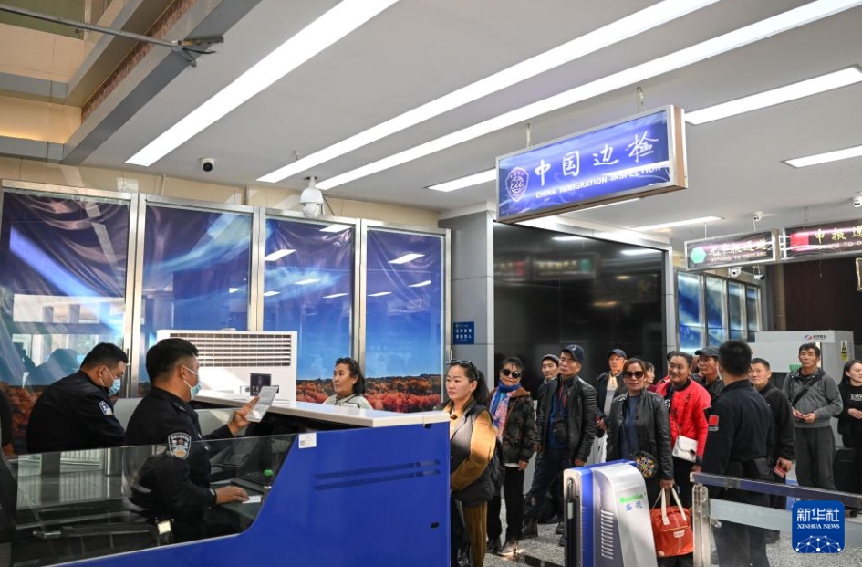 賑わいを見せる通関地?策克口岸　內(nèi)蒙古自治區(qū)