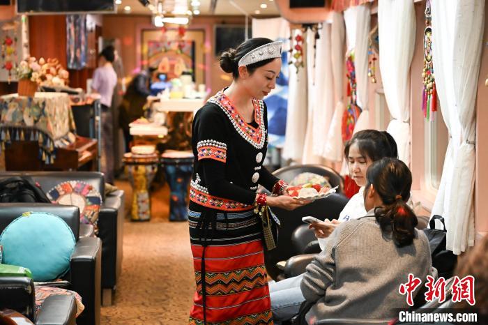 昆明-麗江民族文化観光2階建て列車に乗ってみよう！　雲(yún)南省