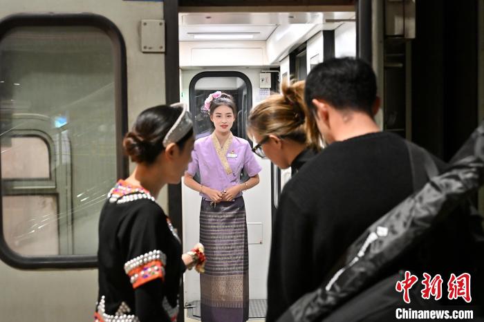 昆明-麗江民族文化観光2階建て列車に乗ってみよう！　雲(yún)南省