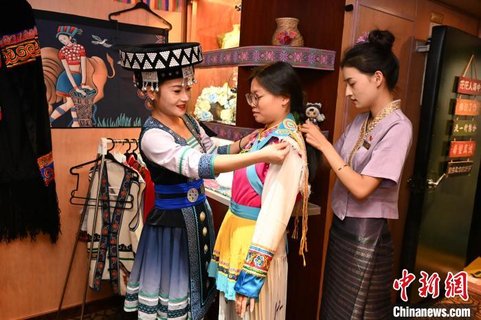 昆明-麗江民族文化観光2階建て列車に乗ってみよう！　雲(yún)南省