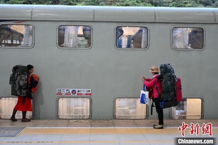 昆明-麗江民族文化観光2階建て列車に乗ってみよう！　雲(yún)南省