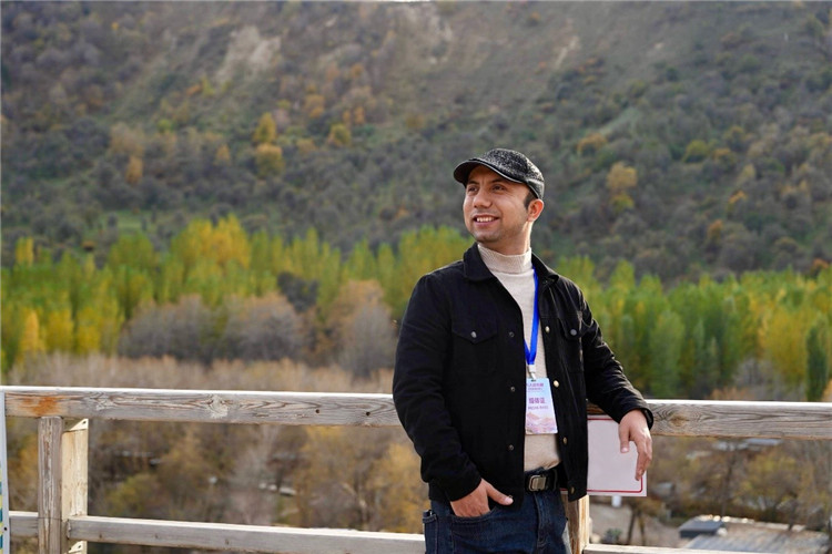 ショート動畫コンテスト?萬人説新疆の「優(yōu)秀作者IN新疆」に參加した際に記念寫真を撮影する阿布徳吾力さん（寫真提供?阿布徳吾力さん）。