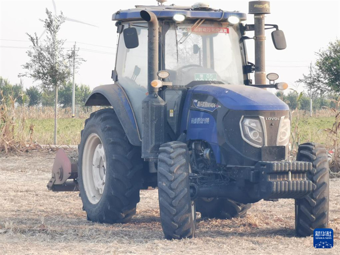 河南省安陽県瓦店郷広潤坡高基準(zhǔn)農(nóng)地モデルエリアの「無人農(nóng)場」で11日午後、自動運転トラクターが莖を畑に還す作業(yè)を行った。撮影?馬意翀