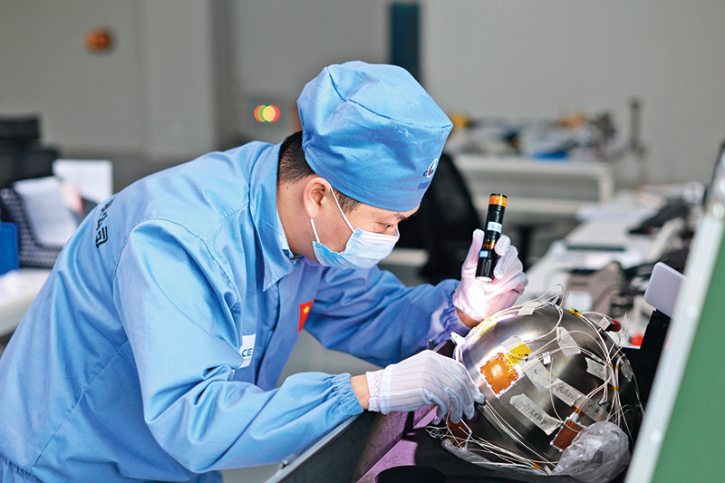 加熱シートの粘著の品質(zhì)を確認(rèn)する航天科工二院宇宙事業(yè)総體部の技術(shù)者（2023年12月撮影）。 撮影?馬赫