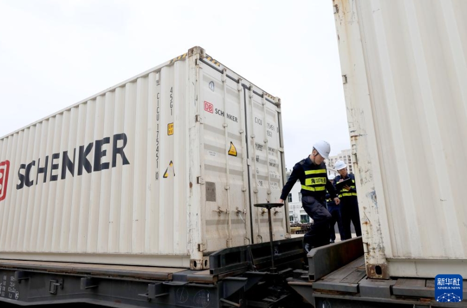 今年最初の國(guó)際定期貨物列車「中歐班列-進(jìn)博號(hào)」が上海に到著