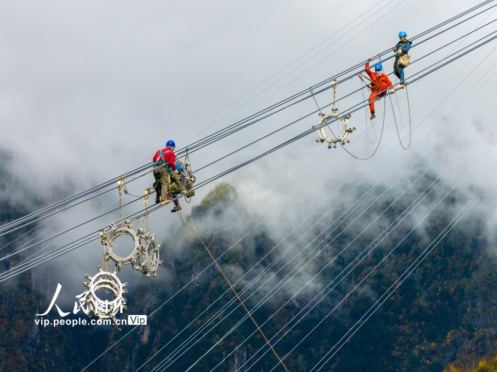 地上800メートルの高所で作業(yè)！四川-重慶超高圧送電線建設(shè)プロジェクト