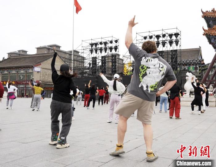 呼和浩特市の大召広場で広場ダンスを踴るローガンさん（撮影?崔博群）。