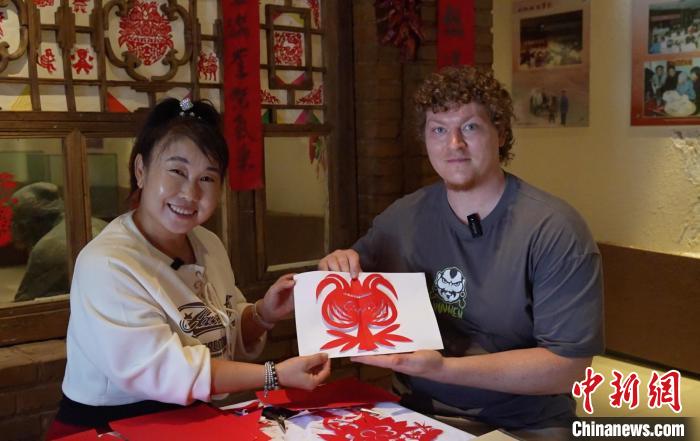 和林格爾切り紙博物館で「切り紙」作りを體験したローガンさん（撮影?崔博群）。