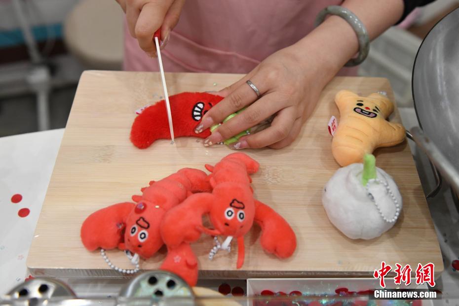 湖南料理の食材をモチーフにしたぬいぐるみが若者の間で人気に　湖南省長(zhǎng)沙