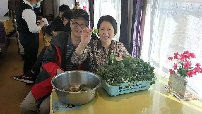 食堂車で「採れたて野菜をその場で調理」サービスを開始