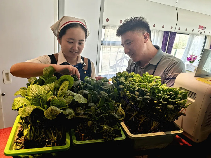 食堂車で「採れたて野菜をその場で調理」サービスを開始