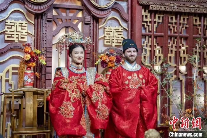 中國の伝統(tǒng)的な結婚式を挙げたフランス人のHugoさんと山西省高平市出身の新婦?趙敏さん（撮影?李晨鵬）。