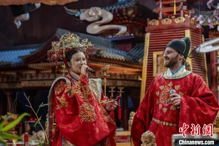 山西省の民謡をデュエットするHugoさんと趙敏さん（撮影?李晨鵬）。