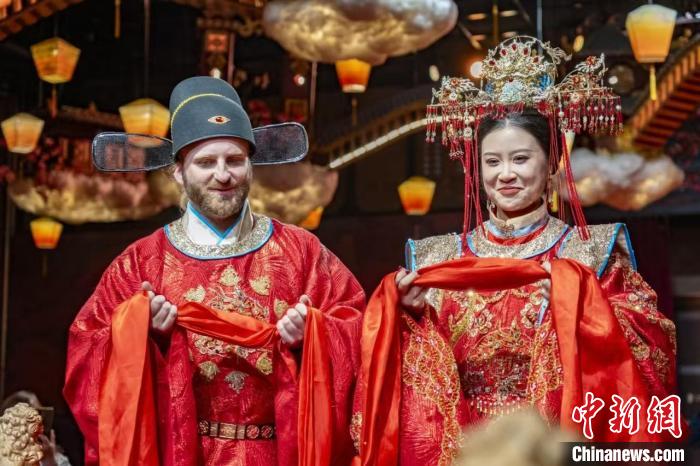 一連の儀式が終わり、笑顔を見せるHugoさんと趙敏さん（撮影?張超坤）。