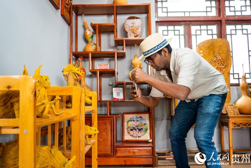 化屋村で苗族の風俗文化を體験　貴州省