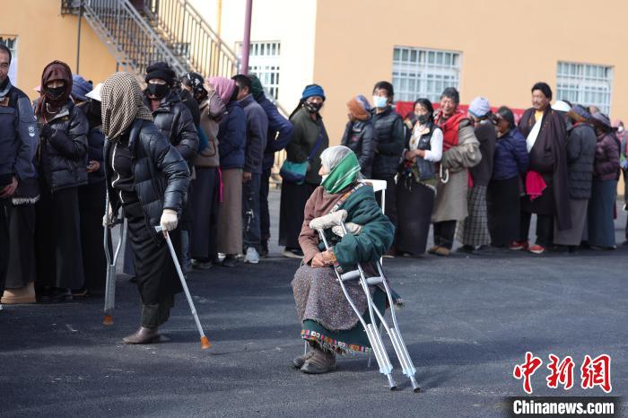 10月27日、醫(yī)療関係者は阿壩県賈洛鎮(zhèn)で公益診察活動(dòng)を?qū)g施。寫真は診察を受けるために列を作る人々（撮影?李雪峰）。
