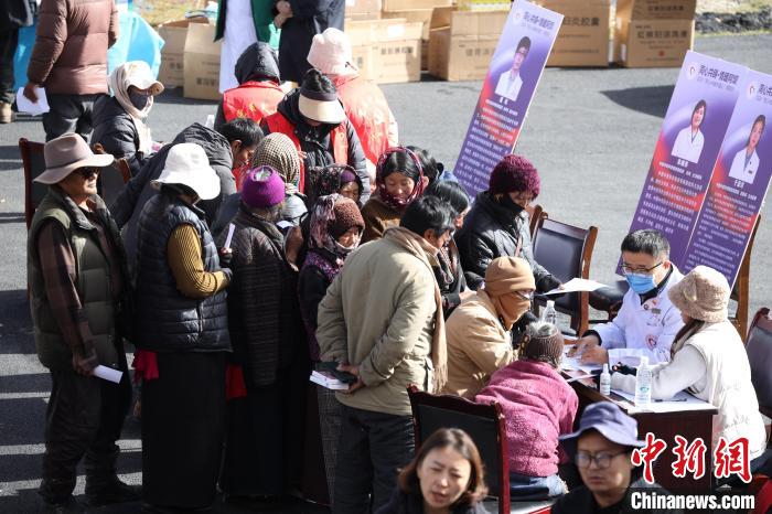 10月27日、醫(yī)療関係者は阿壩県賈洛鎮(zhèn)で公益診察活動(dòng)を?qū)g施（撮影?李雪峰）。