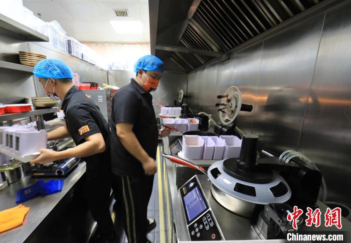 四川省成都市の自動調(diào)理ロボットを?qū)毪筏皮い毳欹攻去楗螭违氓隶螅ù橛?王磊）。