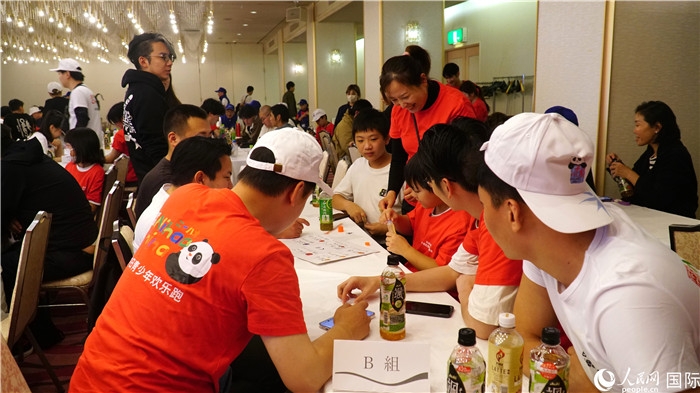 積極的に交流する中日の青少年（撮影?蔣暁辰）。