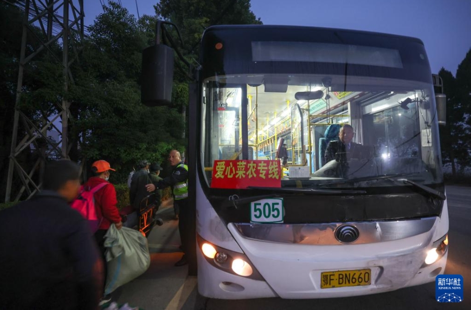 農(nóng)家に便利でスムーズな移動を提供する市バス「愛心農(nóng)家線」　湖北省襄陽