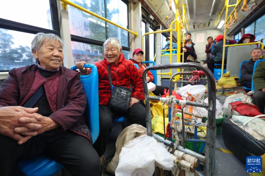 農(nóng)家に便利でスムーズな移動(dòng)を提供する市バス「愛心農(nóng)家線」　湖北省襄陽(yáng)