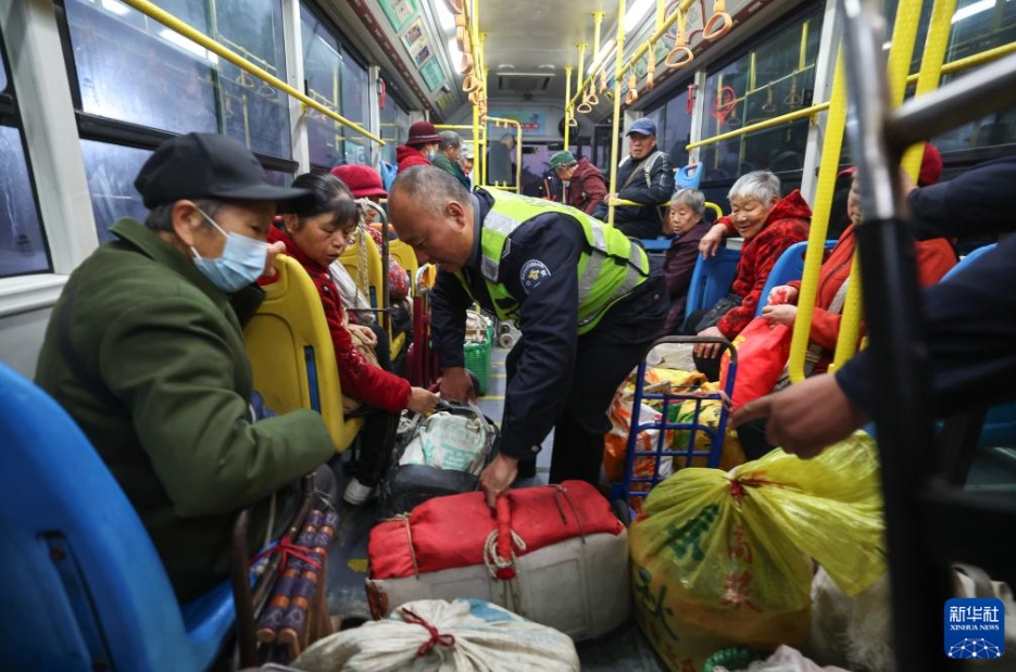 農(nóng)家に便利でスムーズな移動(dòng)を提供する市バス「愛(ài)心農(nóng)家線」　湖北省襄陽(yáng)