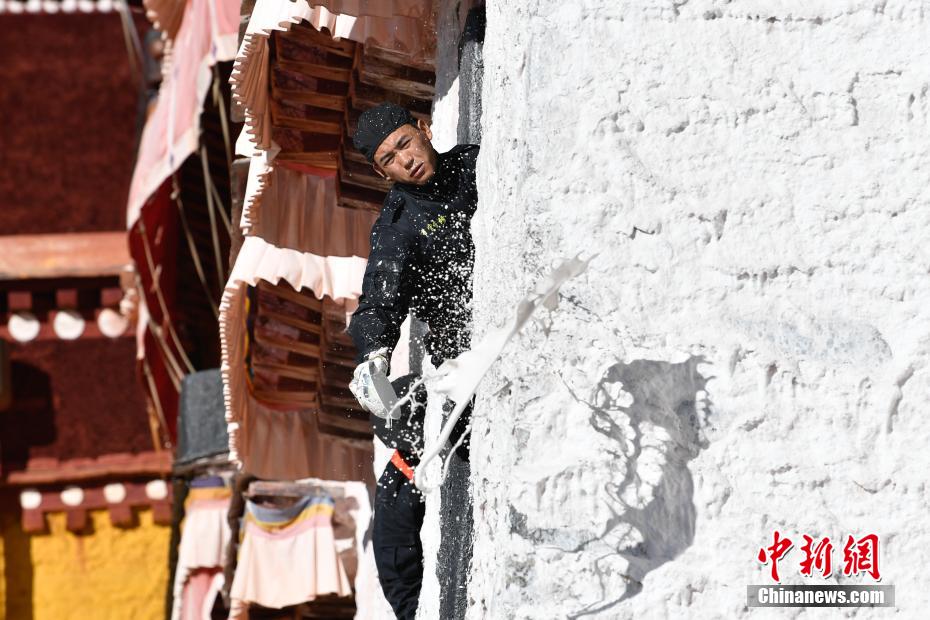 布達(dá)拉宮で年に一度の「化粧直し」　西蔵?拉薩