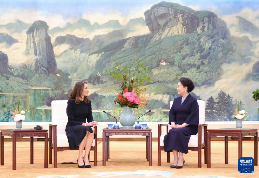 彭麗媛夫人がフィンランド大統(tǒng)領(lǐng)夫人と茶話會(huì)