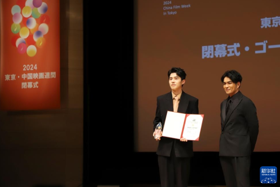 出品作「デクリプト」で「金鶴賞」最優(yōu)秀主演男優(yōu)賞を受賞した劉昊然（リウ?ハオラン、寫真左、10月29日撮影?姜俏梅）。